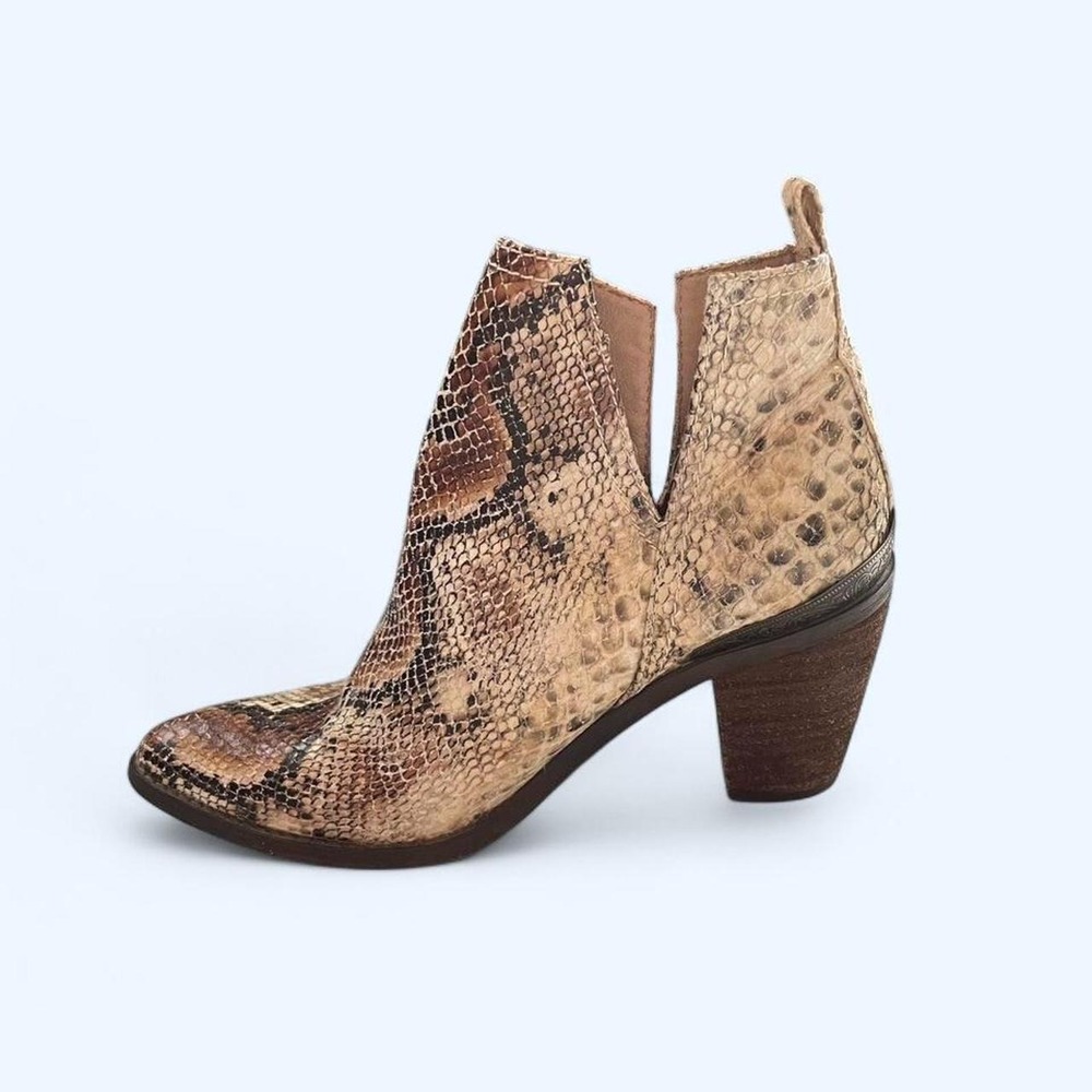 Cowgirl snake print ankle boots size 6.5 by Very Volatile‎